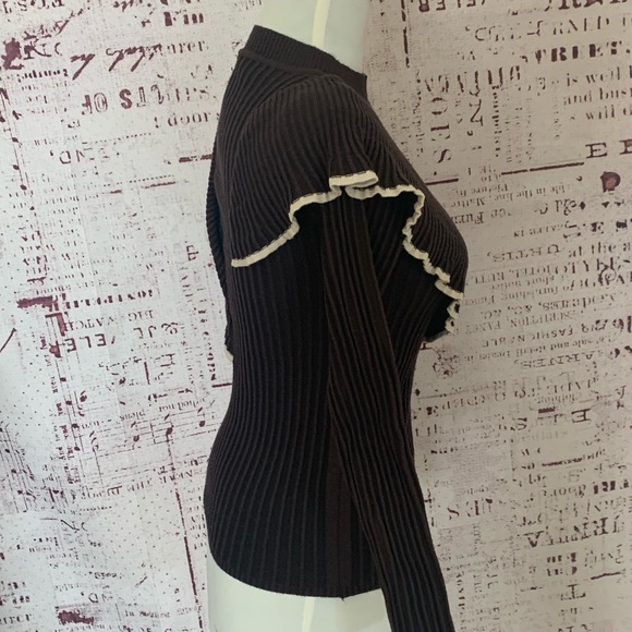 Ribbed crew neck ruffled shoulder sweater - Picture 8 of 9